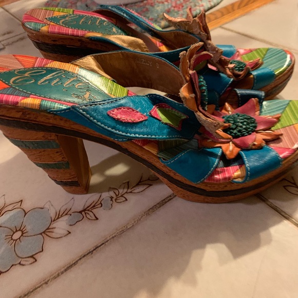 🌼Gorgeous Heal Sandals Multicolored Flowers Sz 9 - Picture 2 of 5